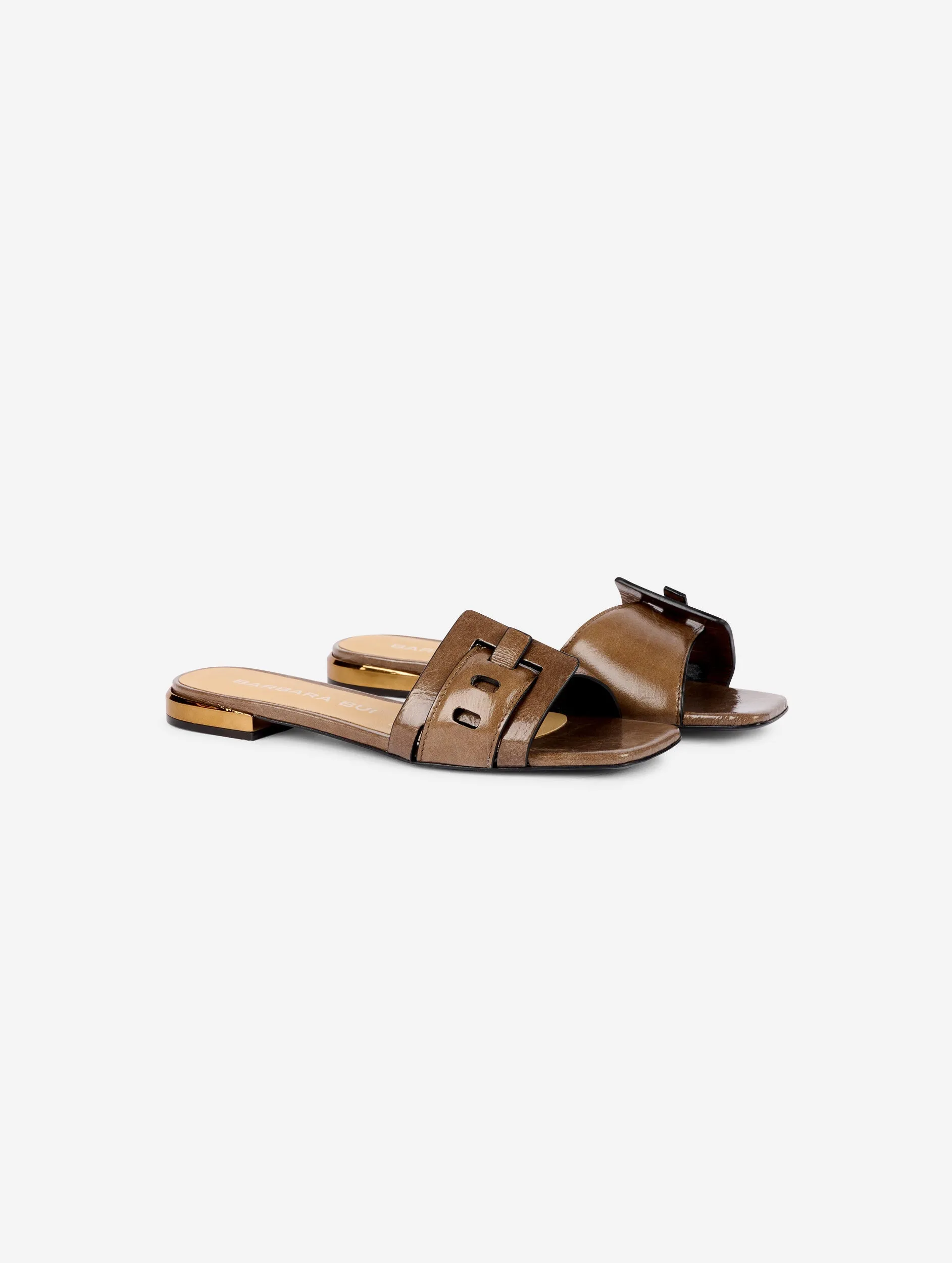 Mules in taupe patent leather