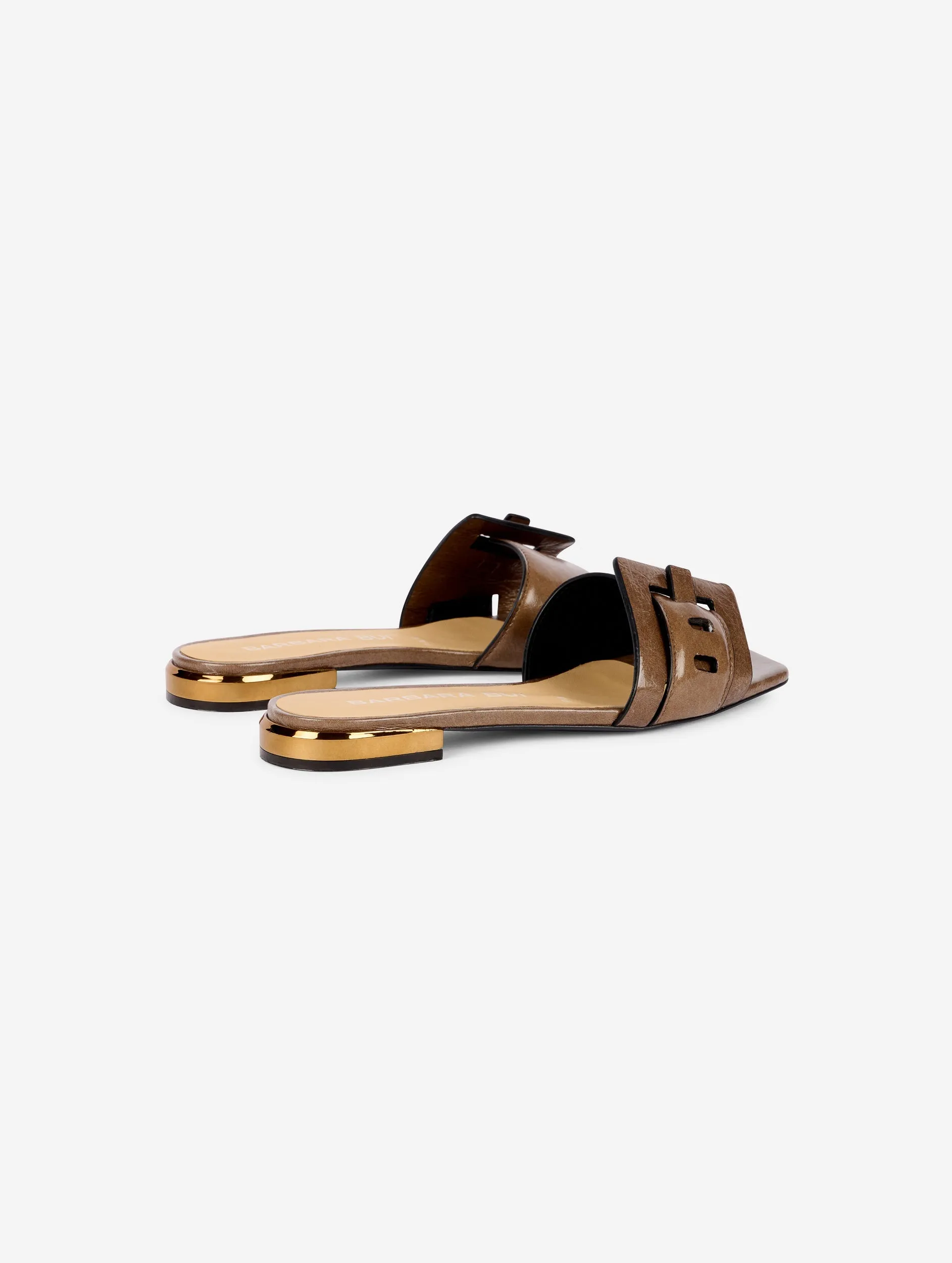 Mules in taupe patent leather