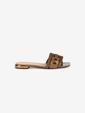 Mules in taupe patent leather