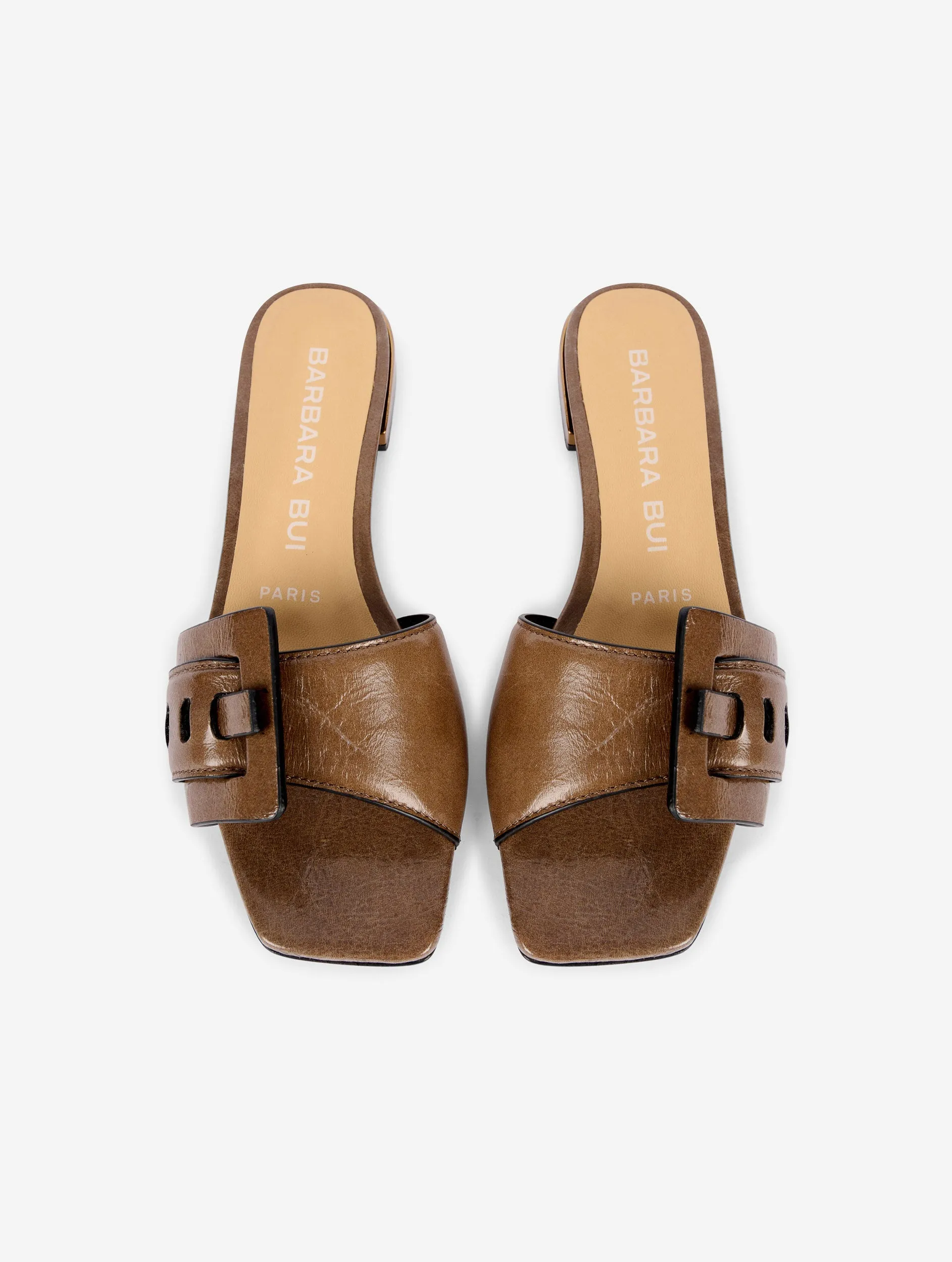 Mules in taupe patent leather
