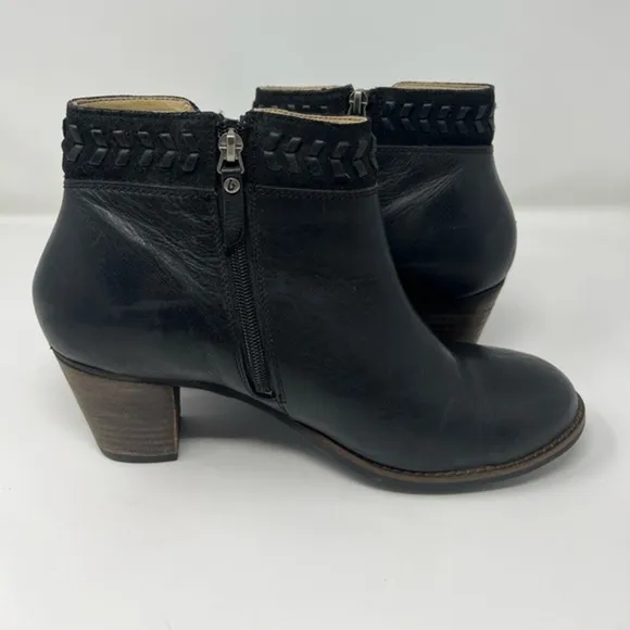 OluKai Kamahoi Ankle Bootie - Women's Black/Black 10