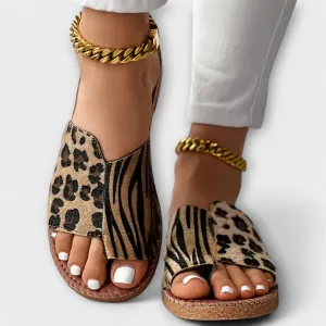 Stylish two-tone slippers with leopard print