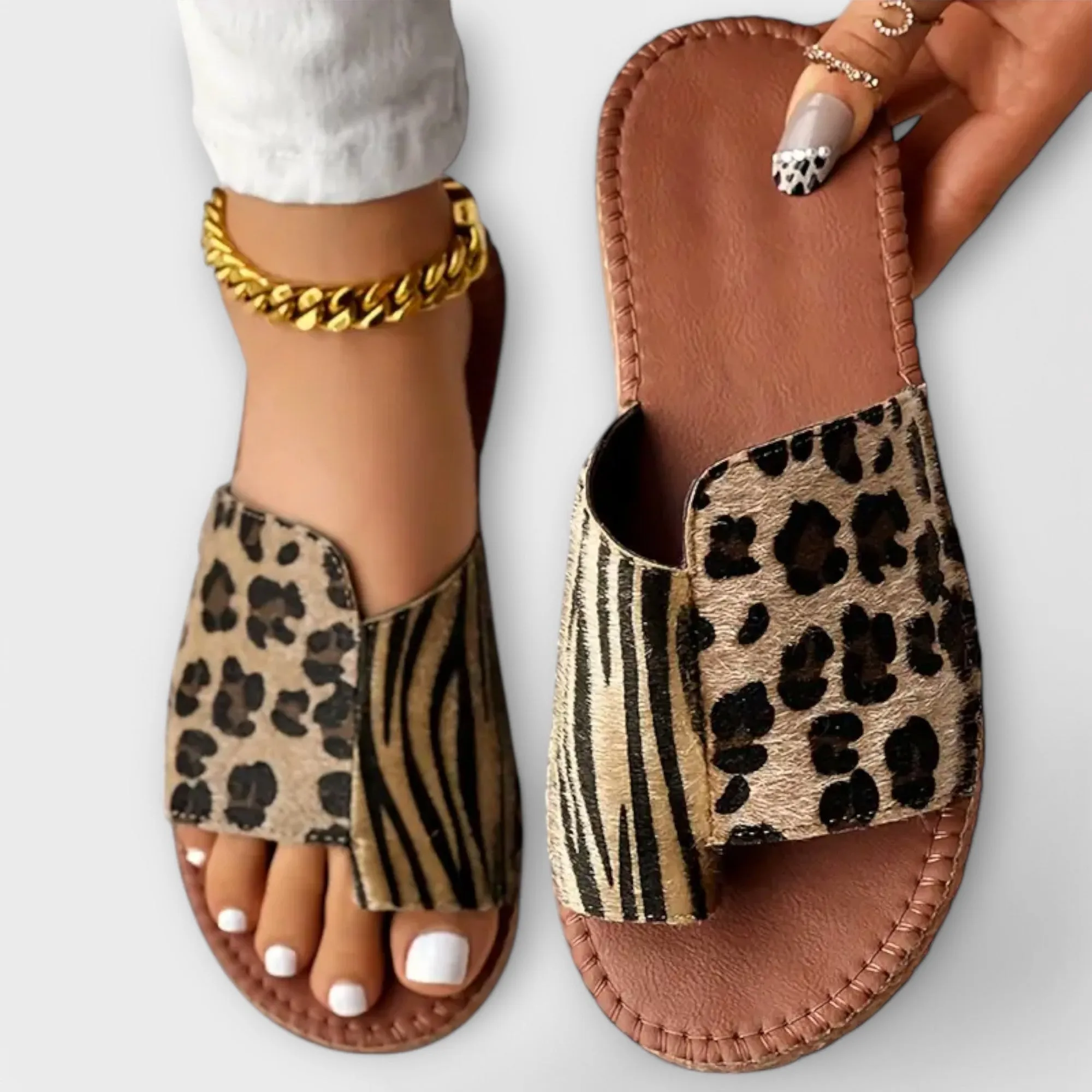 Stylish two-tone slippers with leopard print