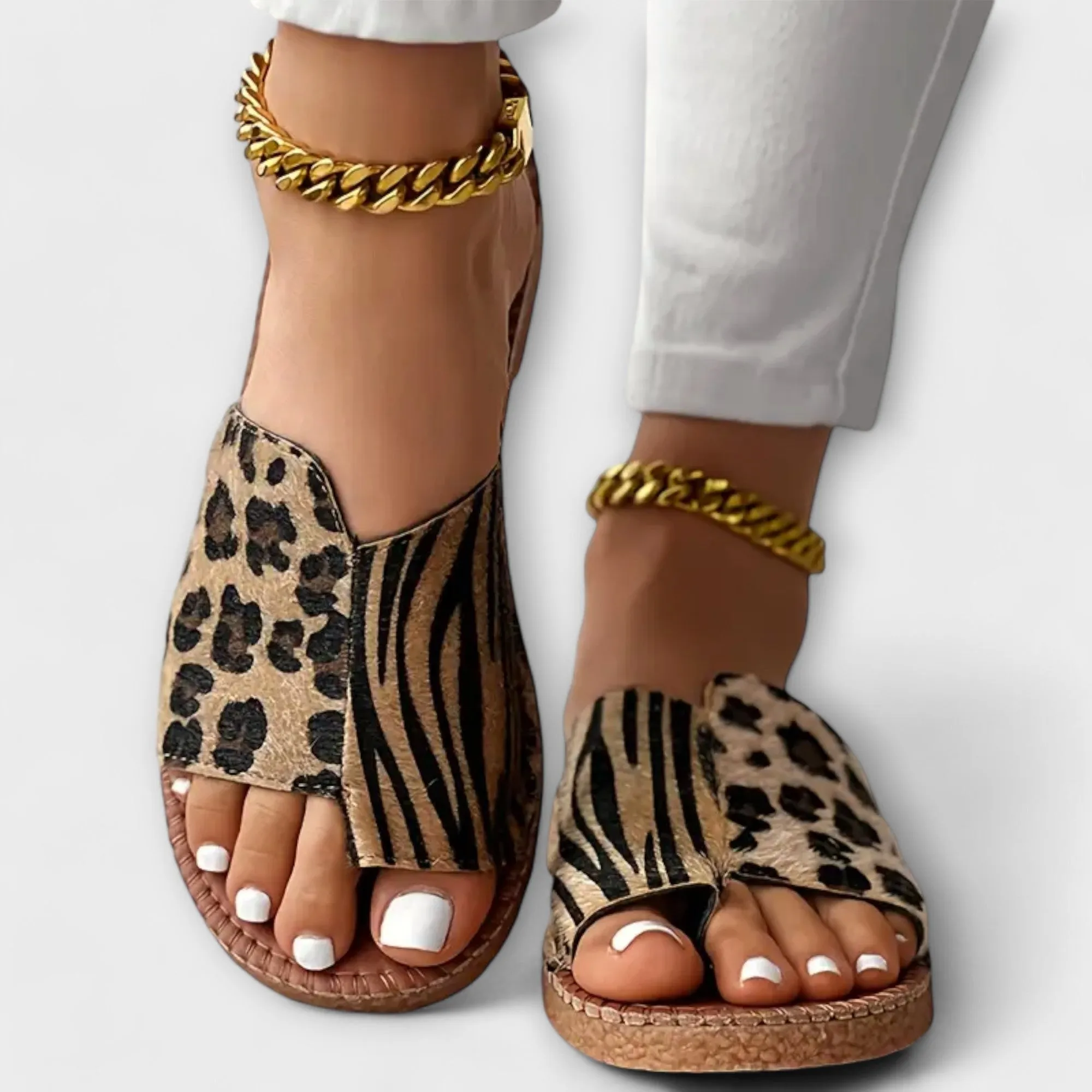 Stylish two-tone slippers with leopard print