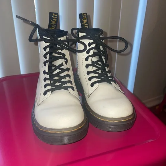 White Dr. Martens Zavala little kid size 11 EUC