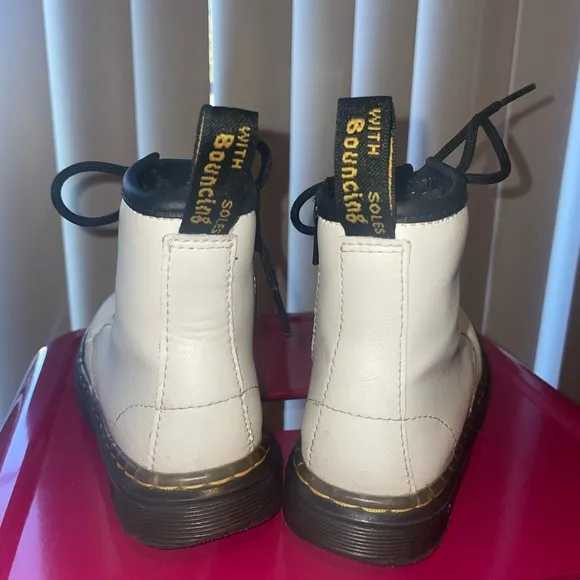 White Dr. Martens Zavala little kid size 11 EUC