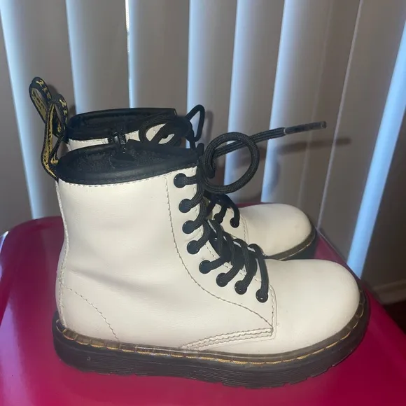 White Dr. Martens Zavala little kid size 11 EUC
